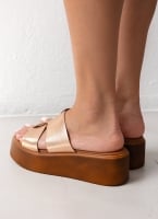 Flatforms δερμάτινα με ιδιαίτερη φάσα Estil