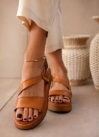 Σανδάλια flatforms δερμάτινα με λοξό λουράκι tfp