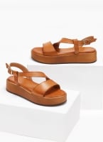 Σανδάλια flatforms δερμάτινα με λοξό λουράκι tfp