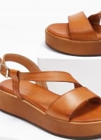 Σανδάλια flatforms δερμάτινα με λοξό λουράκι tfp