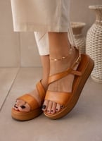 Σανδάλια flatforms δερμάτινα με λοξό λουράκι tfp