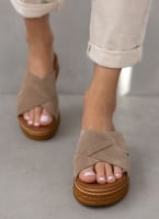 Σανδάλια flatforms καστόρινα estil