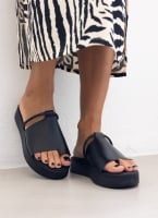 Flatforms σανδάλια με φαρδιά φάσα και στρας Estil