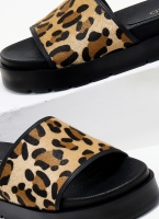 Flatforms σανδάλια με print