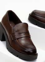 Loafers με τακούνι και strass