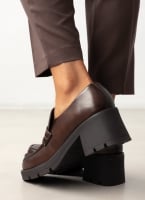 Loafers με τακούνι και strass