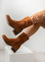 Μποτάκια suede με εξωτερική ραφή