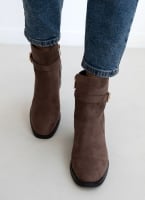 Μποτάκια suede με μεταλλικό σχέδιο Xti 141735