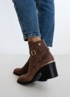 Μποτάκια suede με μεταλλικό σχέδιο Xti 141735