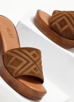 Mules καστόρινα με ανάγλυφο σχέδιο estil