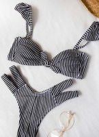 Ριγέ σετ bikini με cut out σχέδιο στο πλάι