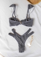 Ριγέ σετ bikini με cut out σχέδιο στο πλάι