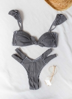 Ριγέ σετ bikini με cut out σχέδιο στο πλάι