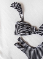 Ριγέ σετ bikini με cut out σχέδιο στο πλάι