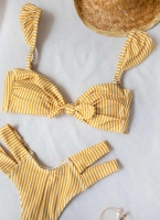 Ριγέ σετ bikini με cut out σχέδιο στο πλάι