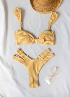 Ριγέ σετ bikini με cut out σχέδιο στο πλάι