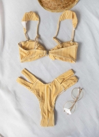 Ριγέ σετ bikini με cut out σχέδιο στο πλάι
