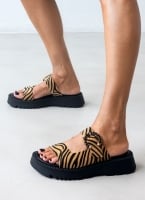 Σανδάλια flatforms από συνθετικό ponyskin με στρας TFP
