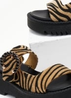 Σανδάλια flatforms από συνθετικό ponyskin με στρας TFP