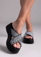 Σανδάλια flatforms crossover με print Estil
