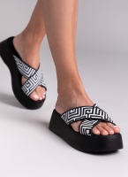 Σανδάλια flatforms crossover με print Estil