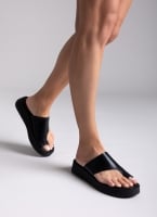 Σανδάλια flatforms δερμάτινα με δάκτυλο Tfp