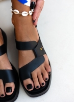 Σανδάλια flatforms δερμάτινα με ιδιαίτερη φάσα tfp