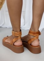 Σανδάλια flatforms δερμάτινα με μπαρέτα TFP