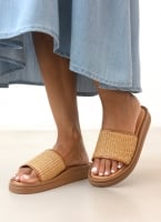 Σανδάλια flatforms με φαρδιά ψάθινη φάσα Estil