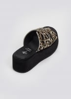Σανδάλια flatforms ponyskin με print 2552/05