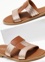 Σανδάλια με περαστές φάσες και pattern Estil