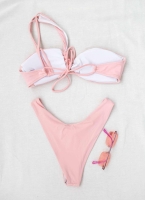 Bikini σετ με ιδιαίτερο τοπ