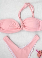 Bikini σετ με ιδιαίτερο τοπ