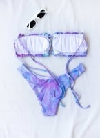 Σετ tie dye bikini με frilled λεπτομέρεια