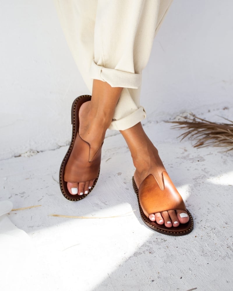 Σανδάλια δερμάτινα με άνοιγμα στη φάσα Iris Sandals