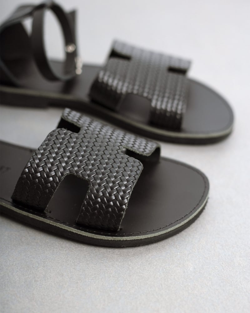 Σανδάλια ankle strap με ανάγλυφο σχέδιο estil