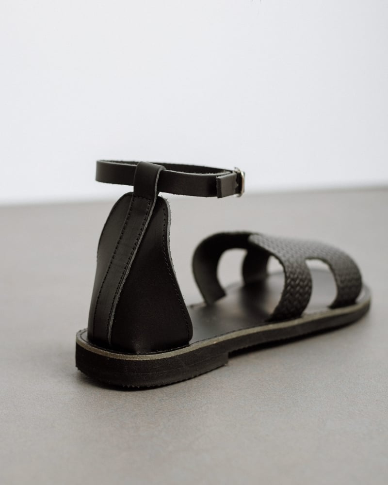 Σανδάλια ankle strap με ανάγλυφο σχέδιο estil
