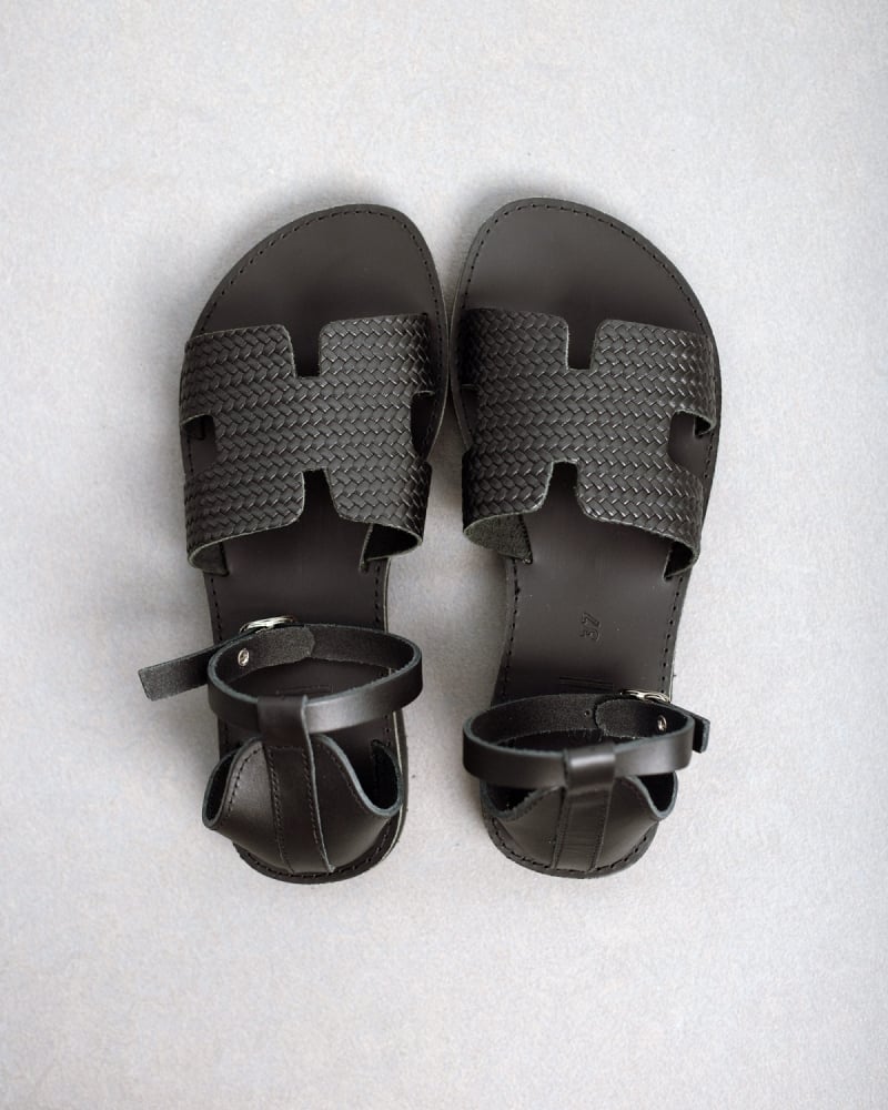 Σανδάλια ankle strap με ανάγλυφο σχέδιο estil