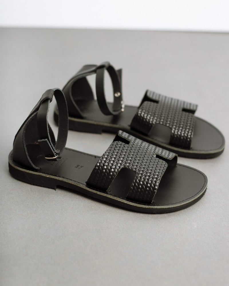 Σανδάλια ankle strap με ανάγλυφο σχέδιο estil