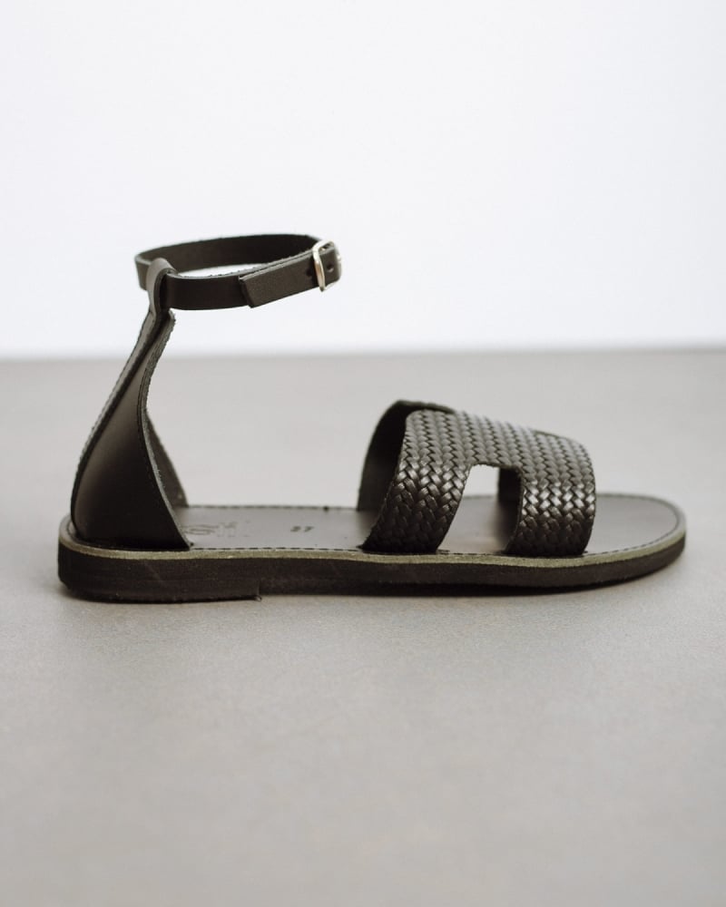 Σανδάλια ankle strap με ανάγλυφο σχέδιο estil