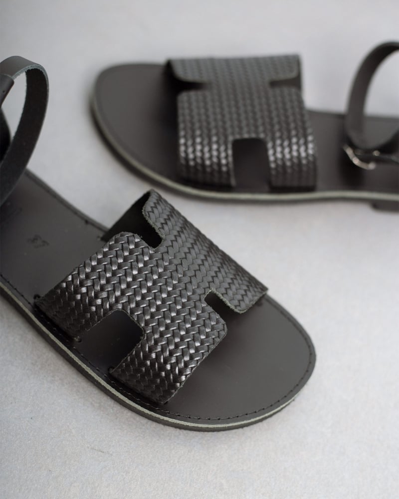 Σανδάλια ankle strap με ανάγλυφο σχέδιο estil