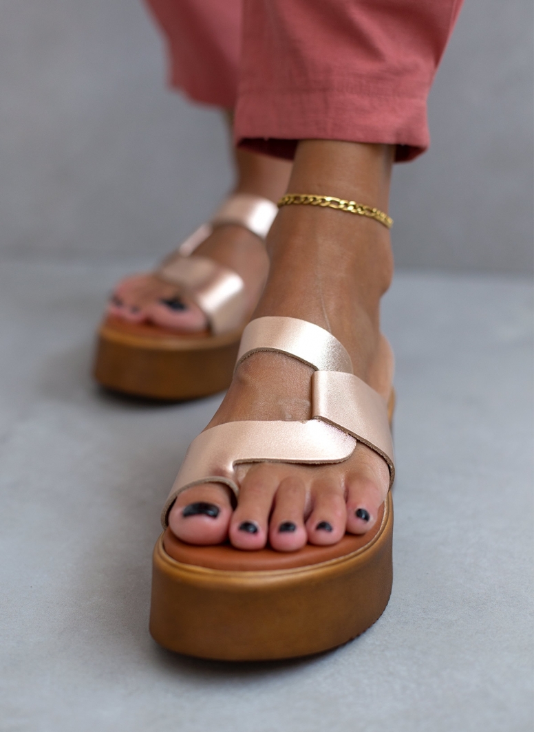 Σανδάλια flatforms δερμάτινα με περαστή φάσα Estil