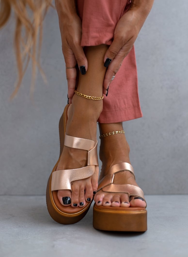 Σανδάλια flatforms δερμάτινα με περαστή φάσα Estil