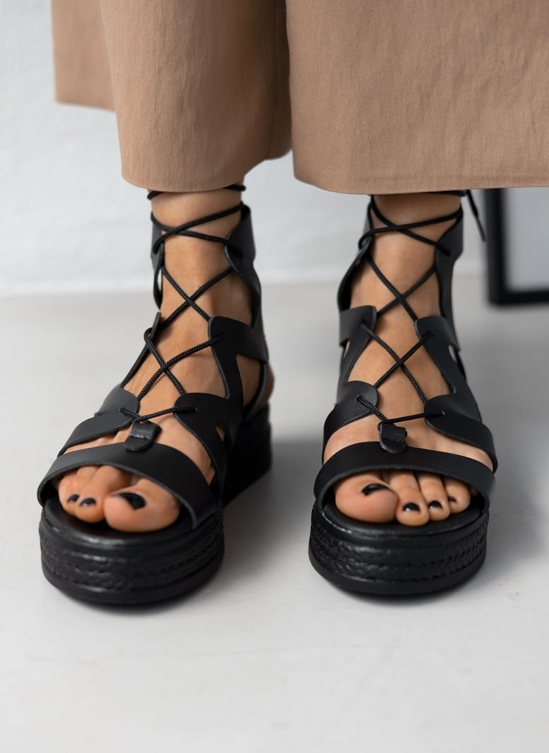 Σανδάλια flatforms δερμάτινα με δέσιμο estil