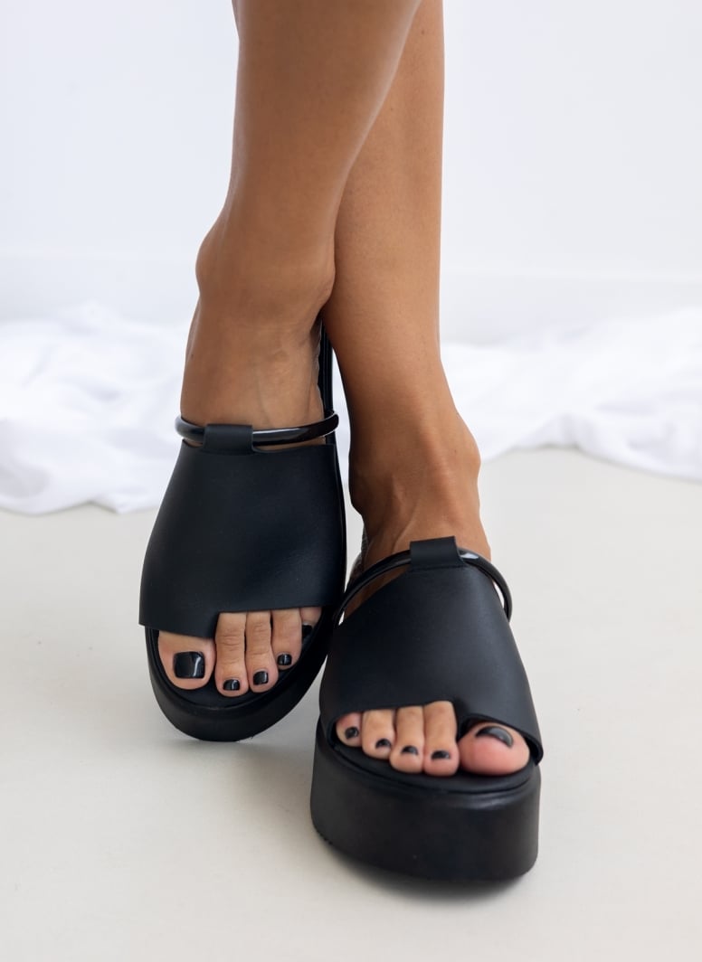 Flatforms δερμάτινα με φαρδιά φάσα Estil