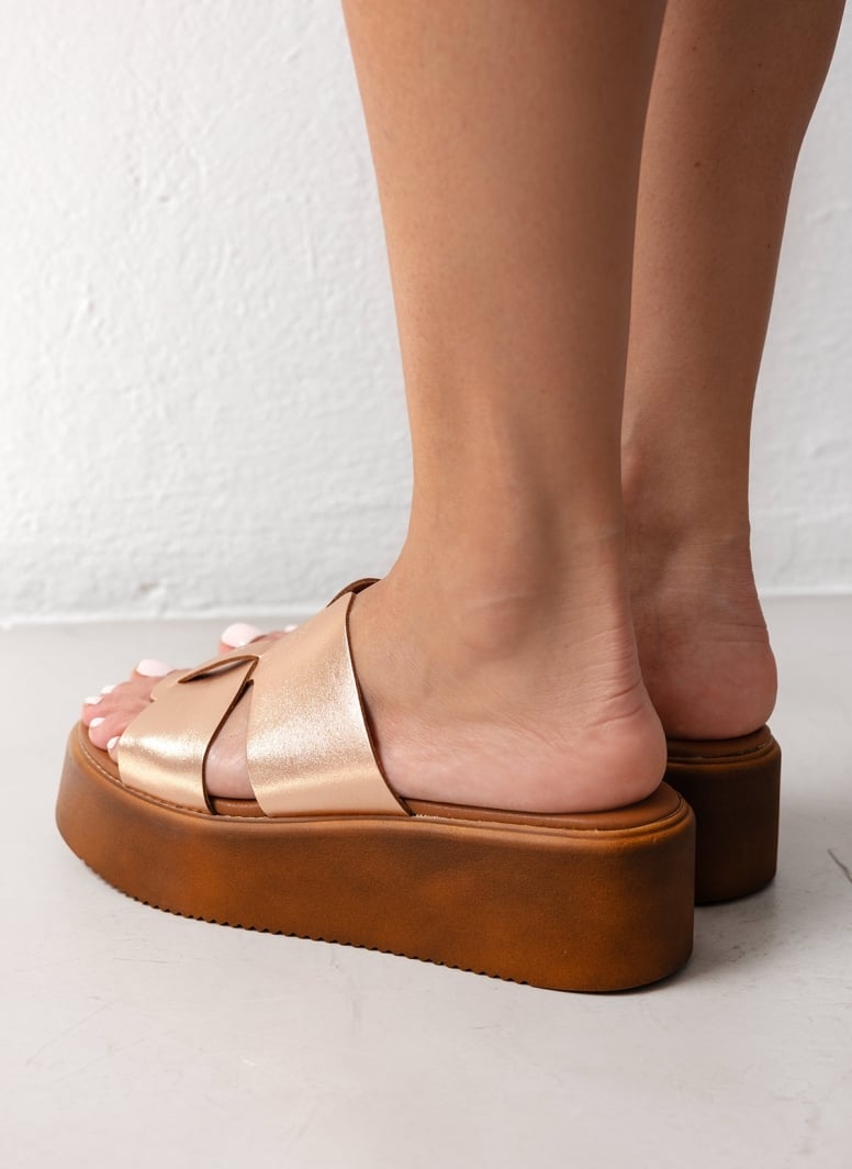 Flatforms δερμάτινα με ιδιαίτερη φάσα Estil