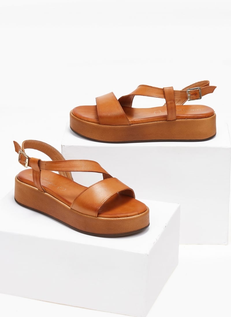Σανδάλια flatforms δερμάτινα με λοξό λουράκι tfp