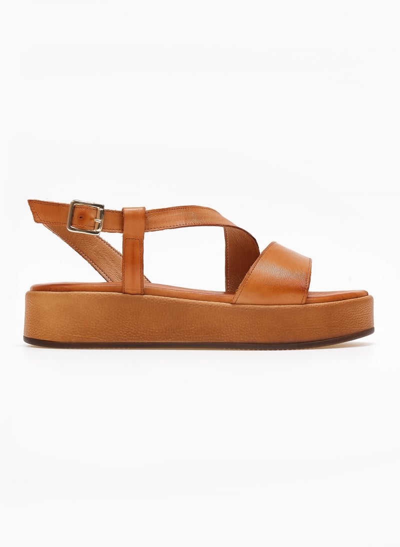 Σανδάλια flatforms δερμάτινα με λοξό λουράκι tfp