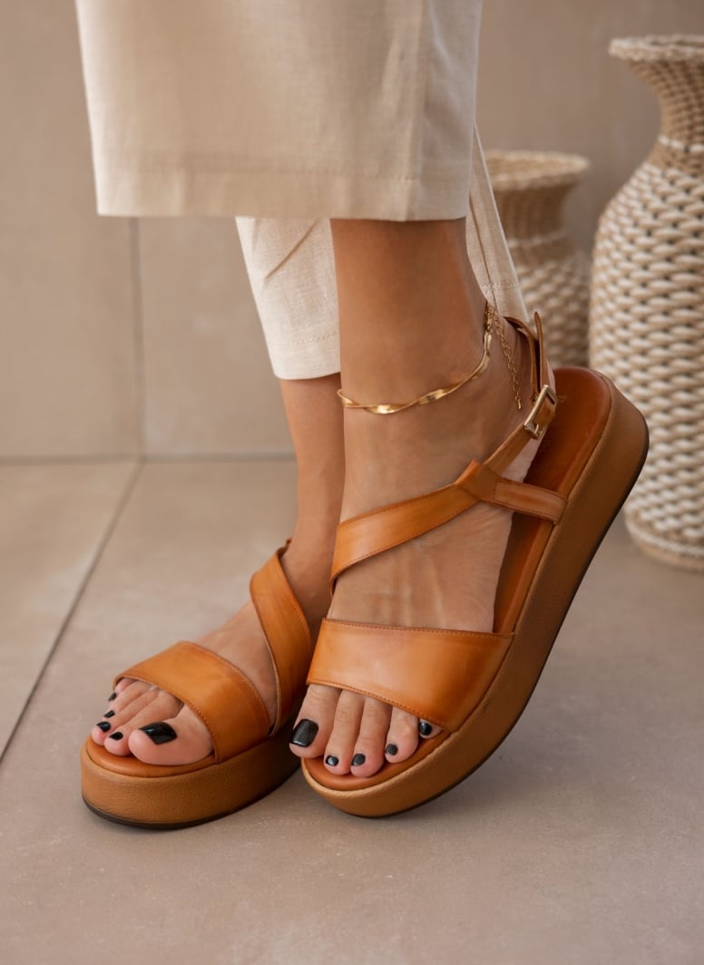 Σανδάλια flatforms δερμάτινα με λοξό λουράκι tfp