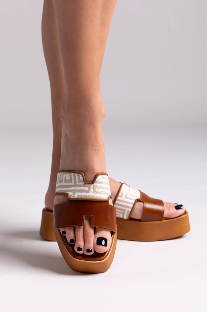 Flatforms δερμάτινα σανδάλια με print Estil